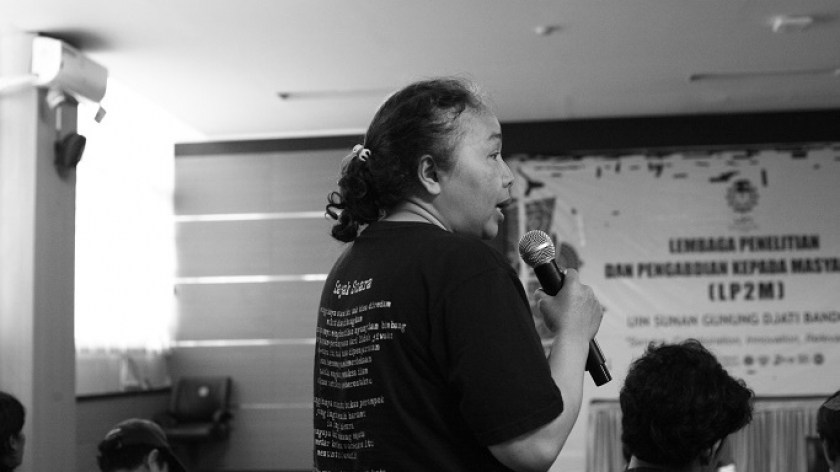 Eva Eryani dari Tamansari Bersatu di diskusi Bertandang ke Kampus di UIN SGD Bandung, Sabtu, 9 November 2024. (Foto: Audrey Kayla/BandungBergerak)
