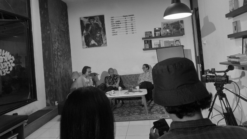 Yacobus Ari Respati (moderator), F. X. Widaryanto (narasumber), dan Sari Asih (narasumber) berbincang tentang isi buku DokumenTARI di Kedai Jante, Bandung, 31 Oktober 2024. (Foto: Lydia Riama/BandungBergerak)