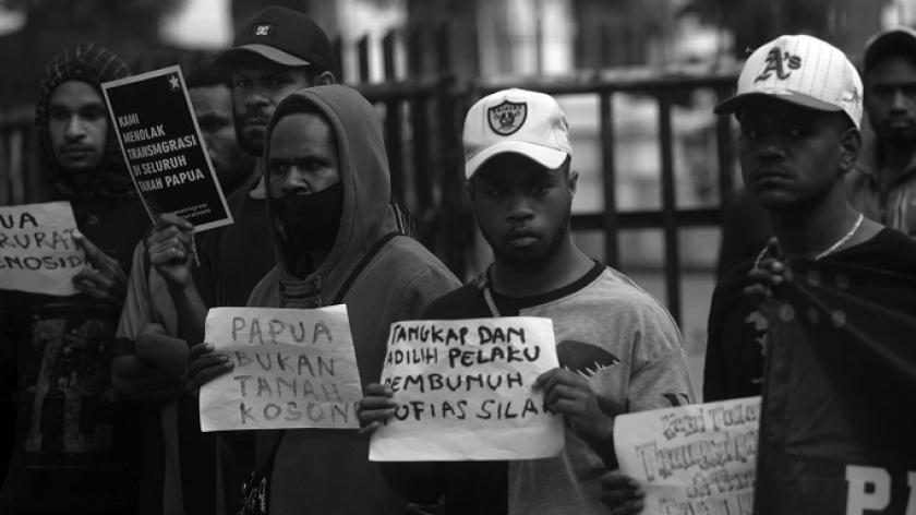 Ikatan Mahasiswa Setanah Papua (IMASEP) Bandung Jawa Barat (BJB) menggelar aksi unjuk rasa di depan Gedung Sate, Bandung, 12 November 2024. (Foto: Prima Mulia/BandungBergerak) 