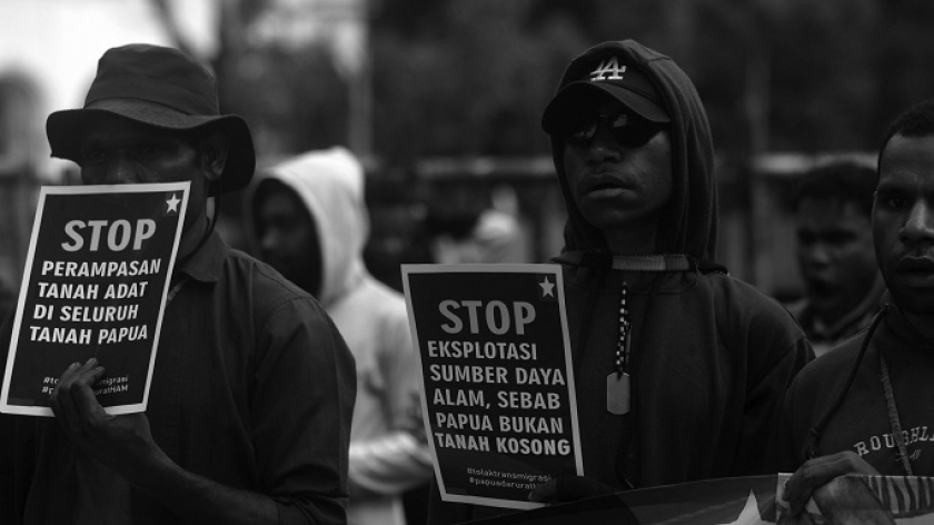 Ikatan Mahasiswa Setanah Papua (IMASEP) Bandung Jawa Barat (BJB) menggelar aksi unjuk rasa di depan Gedung Sate, Bandung, 12 November 2024. (Foto: Prima Mulia/BandungBergerak) 