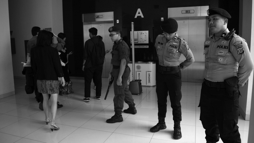 Polisi berjaga di acara wisuda Universitas Katolik Parahyangan (Unpar), Bandung, 15 November 2024. Sehari sebelum acara wisuda pihak kampus menerima surat kaleng ancaman bom. (Foto: Prima Mulia/BandungBergerak)