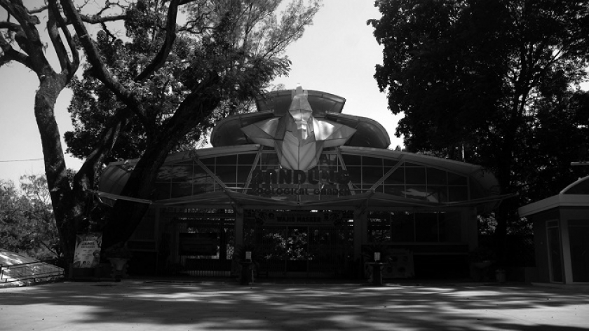 Bandung Zoological Garden alias Kebun Binatang Bandung nasibnya di ujung tanduk sejak pemerintah menerapkan pembatasan sosial demi mengurangi laju penularan Covid-19. Kebun binatang terancam bangkrut karena kehilangan pengunjung.