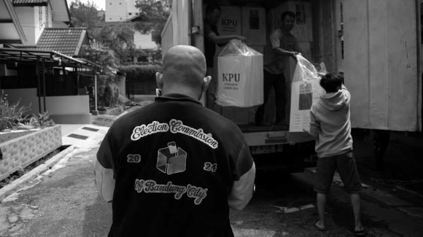 Pekerja menurunkan logistik Pilkada ke gudang kecamatan di sebuah rumah sewaan di kawasan Tubagus Ismail, Bandung, 20 November 2024. (Foto: Prima Mulia/BandungBergerak)