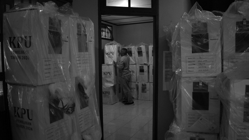 Pekerja menurunkan logistik Pilkada ke gudang kecamatan di sebuah rumah sewaan di kawasan Tubagus Ismail, Bandung, 20 November 2024. (Foto: Prima Mulia/BandungBergerak)
