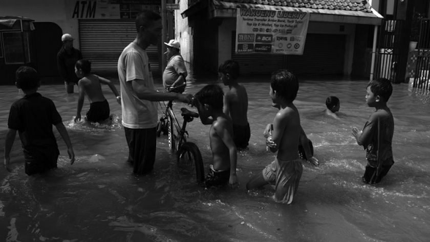 Anak-anak murid SDN Bojongasih menyalami guru mereka saat sekolah diliburkan akibat banjir di Bojongasih, Kecamatan Dayeuhkolot, Kabupaten Bandung, 21 November 2024. (Foto: Prima Mulia/BandungBergerak)