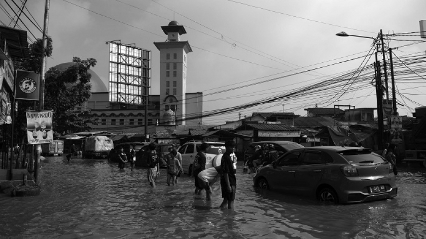 Banjir menggenangi Jalan Raya Dayeuhkolot, Kabupaten Bandung, 21 November 2024. (Foto: Prima Mulia/BandungBergerak)