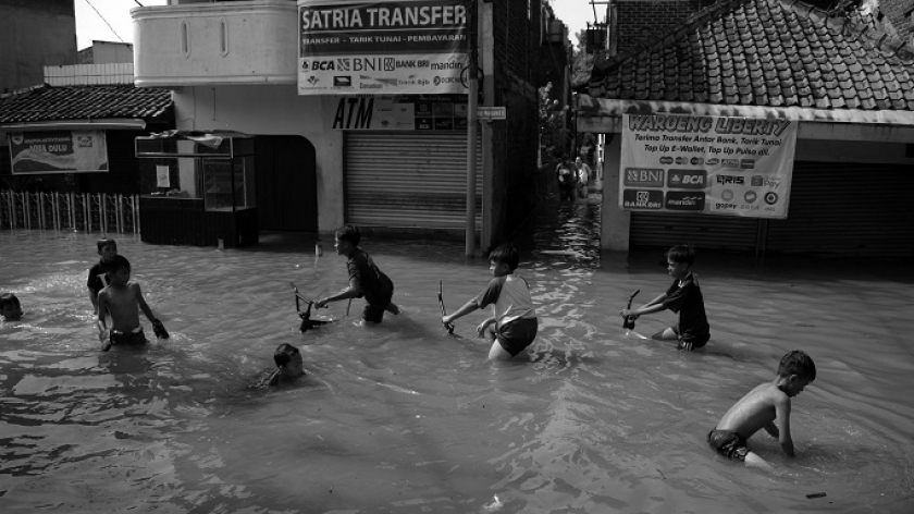 Anak-anak bermain air banjir di Bojongasih, Kecamatan Dayeuhkolot, Kabupaten Bandung, 21 November 2024.  (Foto: Prima Mulia/BandungBergerak)
