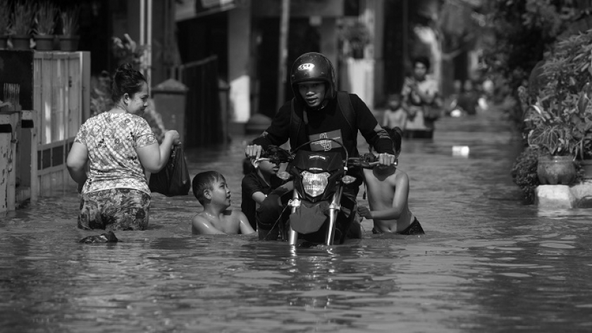 Anak-anak mendorong sepeda motor mogok di Bojongasih, Kecamatan Dayeuhkolot, Kabupaten Bandung, 21 November 2024.  (Foto: Prima Mulia/BandungBergerak)