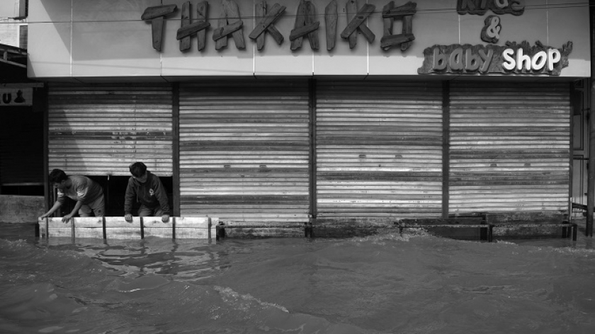 Toko tutup terdampak banjir di Dayeuhkolot, Kabupaten Bandung, 21 November 2024. (Foto: Prima Mulia/BandungBergerak)
