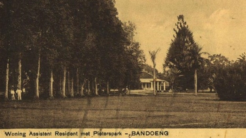 Rumah Asisten Residen dengan Pieterspark Bandung, antara abad ke-19 dan ke-20. Sempat menjadi gudang kopi Andries de Wilde, kemudian menjadi rumah asisten residen. Lokasi yang sama kini menjadi Balai Kota Bandung. (Koleksi  KITLV 1407243, Sumber, Sumber: digitalcollections.universiteitleiden.nl)