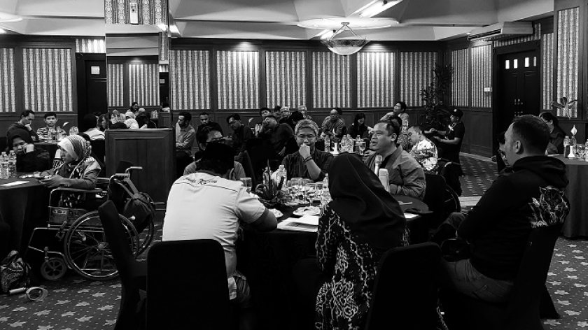 Perwakilan dari kelompok lintas isu keberagaman menyampaikan kekecewaan atas absennya paslon Gubernur Jabar pada kegiatan Ngariung, di Hotel Jayakarta Suites, Bandung, Kamis, 21 November 2024. (Foto: Awla Rajul/BandungBergerak)