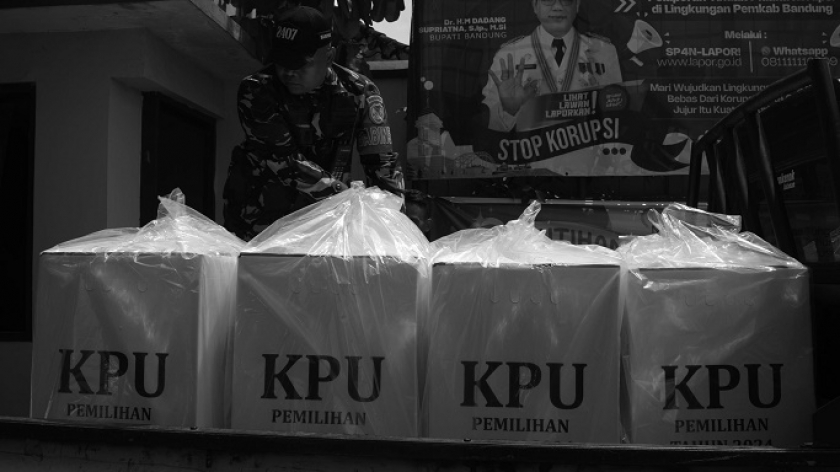 Distribusi logistik Pilkada Serentak 2024 di kawasan rawan banjir Dayeuhkolot, Kabupaten Bandung, 26 November 2024. (Foto: Prima Mulia/BandungBergerak)