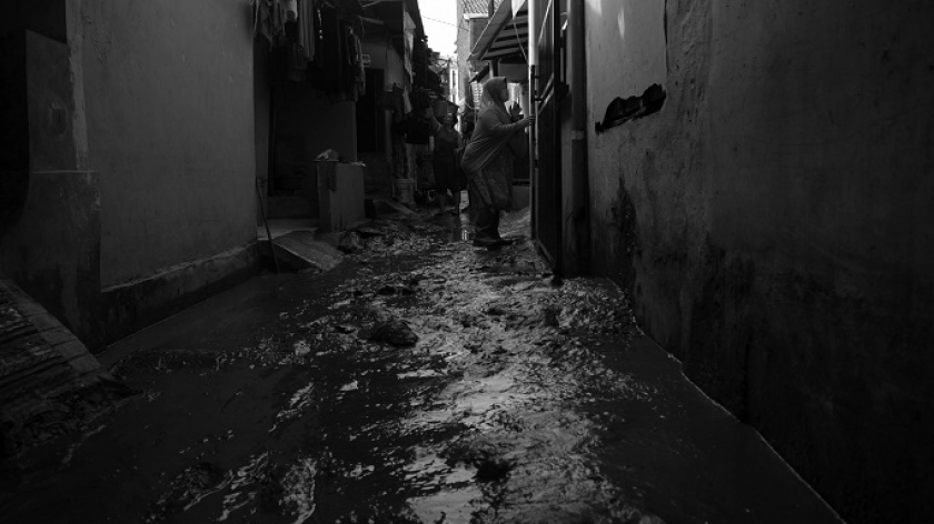 Lorong gang kampung penuh lumpur pascabanjir bandang luapan Sungai Cigede di Kampung Lamajang, Desa Citeureup, Kecamatan Dayeuhkolot, Kabupaten Bandung, 25 November 2024. (Foto: Prima Mulia/BandungBergerak)