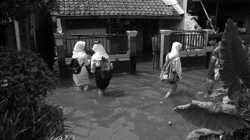 Sejumlah pelajar pulang sekolah lebih awal saat peringatan Hari Guru di Kampung Bojongasih, Kecamatan Dayeuhkolot, Kabupaten Bandung, 25 November 2024. (Foto: Prima Mulia/BandungBergerak)