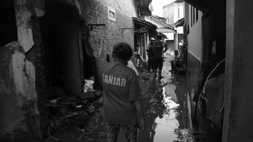 Dinding jebol rumah warga pascabanjir bandang luapan Sungai Cigede di Kampung Lamajang, Desa Citeureup, Kecamatan Dayeuhkolot, Kabupaten Bandung, 25 November 2024. (Foto: Prima Mulia/BandungBergerak)