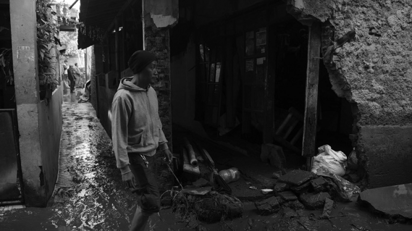Dinding jebol rumah warga pasca banjir bandang luapan Sungai Cigede di Kampung Lamajang, Desa Citeureup, Kecamatan Dayeuhkolot, Kabupaten Bandung, 25 November 2024. (Foto: Prima Mulia/BandungBergerak)