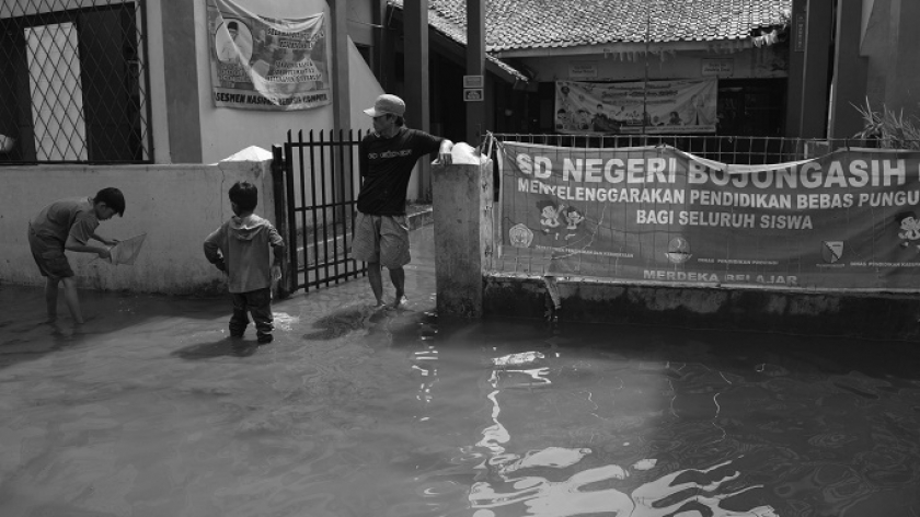 Dua murid terlihat di depan sekolah mereka yang terpaksa masih diliburkan saat peringatan Hari Guru di SDN Bojongasih, Kecamatan Dayeuhkolot, Kabupaten Bandung, 25 November 2024. (Foto: Prima Mulia/BandungBergerak)