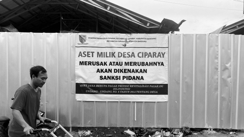 Pasar Ciparay, Kabupaten Bandung dipagari pagar seng untuk proses revitalisasi, Kamis, 28 November 2024. (Foto: Yopi Muharam/BandungBergerak)