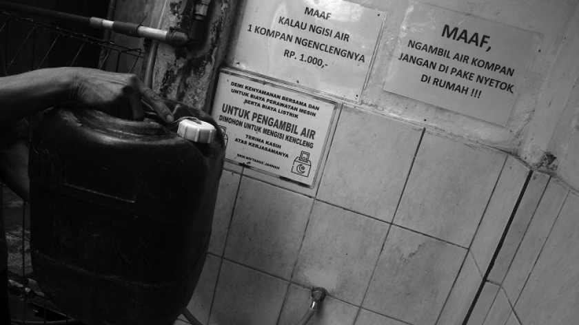 Warga membawa jeriken kosong untuk diisi air di masjid Miftahul Jannah, Mekarsari, Kelurahan Babakan Sari, Kecamatan Kiaracondong, Bandung, 5 Desember 2024. (Foto: Prima Mulia/BandungBergerak)