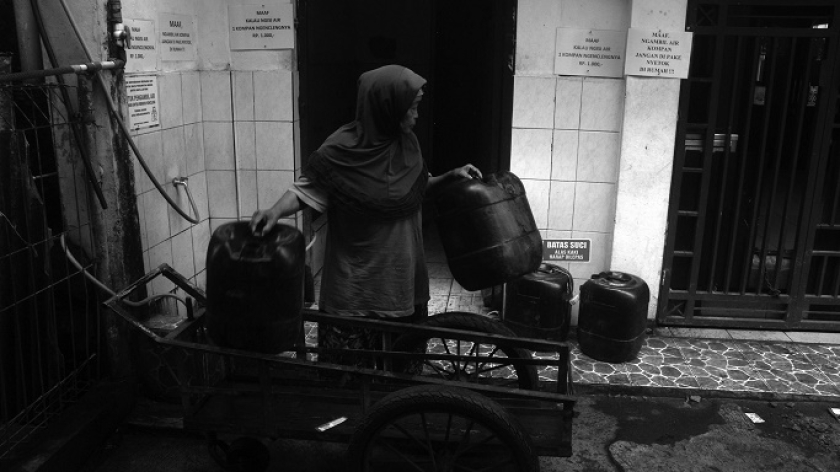 Warga membawa jeriken kosong untuk diisi air di masjid Miftahul Jannah, Mekarsari, Kelurahan Babakan Sari, Kecamatan Kiaracondong, Bandung, 5 Desember 2024. (Foto: Prima Mulia/BandungBergerak)