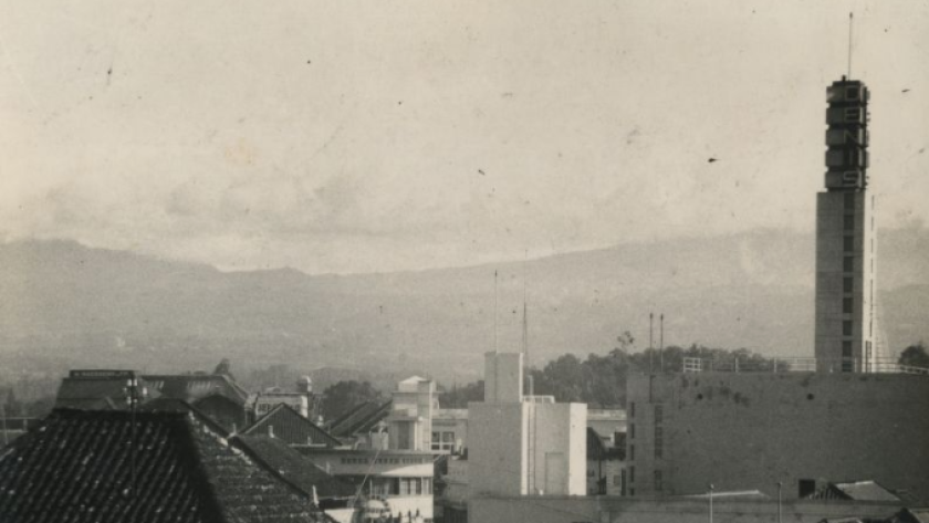 Menara Bank Denis (De Eerste Nederlandsch-Indische Spaarkas en Hypotheekbank) di Bandung sekitar tahun 1935. (Koleksi KITLV 121867, Sumber digitalcollections.universiteitleiden.nl)