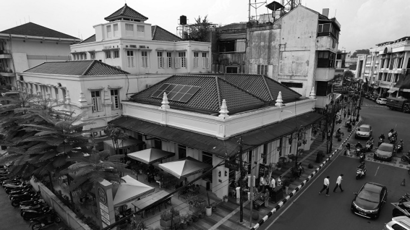 Gedung cagar budaya yang kini digunakan Jabarano Coffee dan Icon Hub Braga 15 di Jalan Braga, Bandung, 4 Oktober 2024. (Foto: Prima Mulia/BandungBergerak)