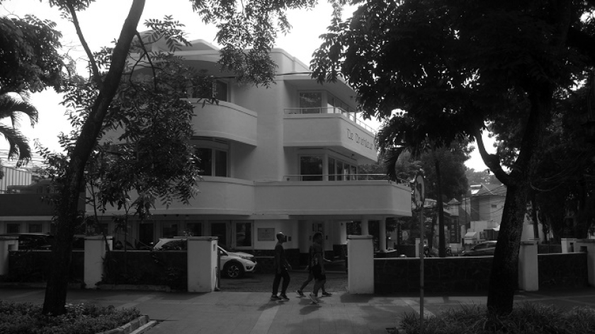 Gedung cagar budaya De Drie Kleur karya arsitek A.F. Aalbers tahun 1938 kini berfungsi sebagai Bank BTPN di Jalan Ir H Djuanda, Bandung, 1 November 2024. (Foto: Prima Mulia/BandungBergerak)
