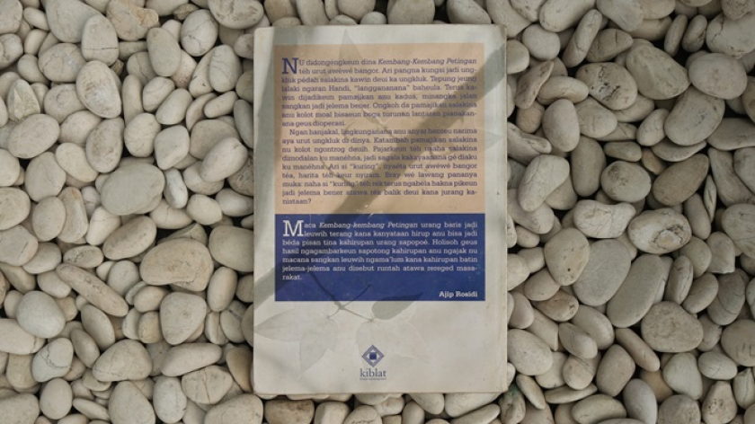 Sampul belakang novel Kembang-Kembang Petingan karya Holisoh M. E. terbitan penerbit Kiblat Buku Utama tahun 2022. (Foto: Gina Susilawati)