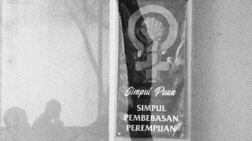 Atribut Simpul Puan, organisasi perempuan, di acara memperingati momen 16 Hari Anti Kekerasan Terhadap Perempuan (16 Days of Activism Against Gender Violence) di Kedai Jante, Bandung, 6 Desember 2024. (Foto: Salma Nur Fauziyah/BandungBergerak)