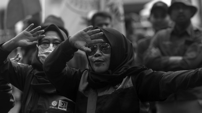 Aksi unjuk rasa buruh dari gabungan serikat pekerja/serikat buruh Jawa Barat di depan Gedung Sate Bandung, 16 Desember 2024.  (Foto: Prima Mulia/BandungBergerak)