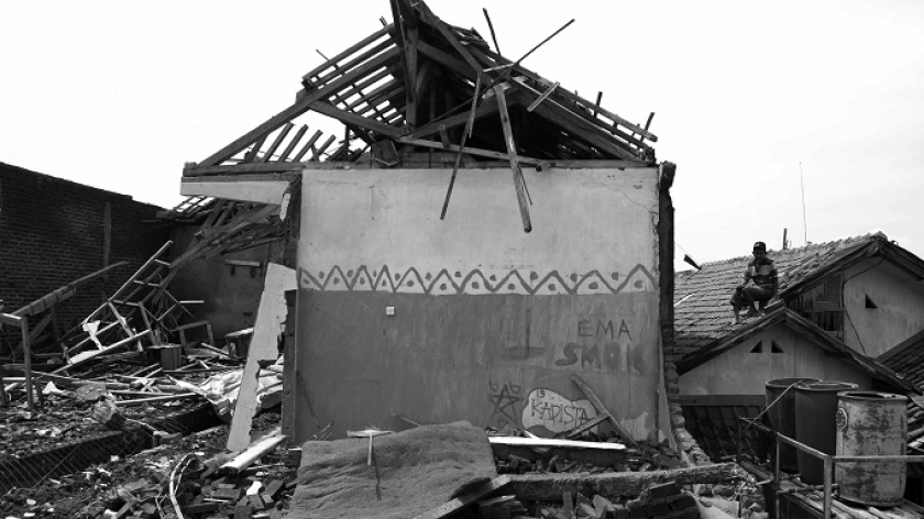 Rumah-rumah roboh karena gempa di Cimanggung, Sumedang, 22 Februari 2024. (Foto: Prima Mulia/BandungBergerak)