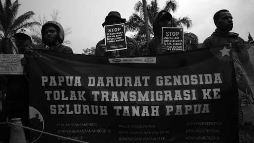 Ikatan Mahasiswa Se-tanah Papua Bandung menggelar aksi unjuk rasa di depan Gedung Sate, Bandung, 12 November 2024. Mereka menyerukan 12 tuntutan pada Presiden Prabowo Subianto diantaranya segera hentikan operasi militer di Papua. (Foto: Prima Mulia/BandungBergerak)
