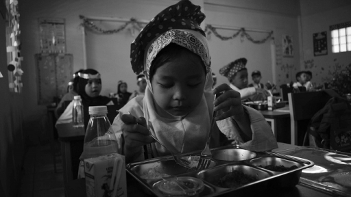 Murid kelas satu menikmati makan bergizi di SDN Sirah Cai, Kecamatan Jatinangor, Sumedang, 18 November 2024. (Foto: Prima Mulia/BandungBergerak)