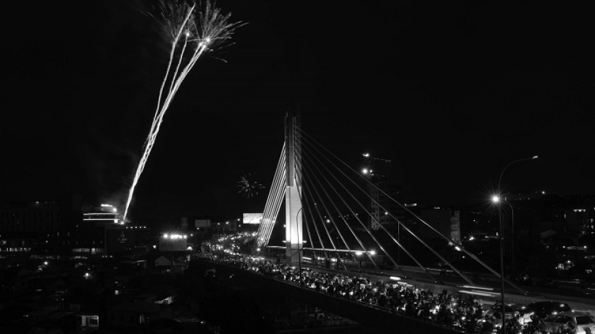 Nonton kembang api di Jalan Pasupati, Bandung, 31 Desember 2024. (Foto: Prima Mulia/BandungBergerak)