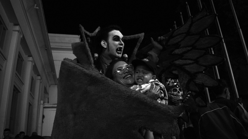Anak kecil takut hantu di Asia Afrika, Bandung, 31 Desember 2024. (Foto: Prima Mulia/BandungBergerak)