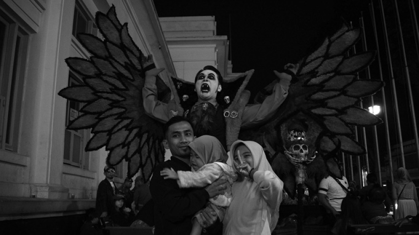 Foto bareng Dracula di Asia Afrika, Bandung, 31 Desember 2024. (Foto: Prima Mulia/BandungBergerak)