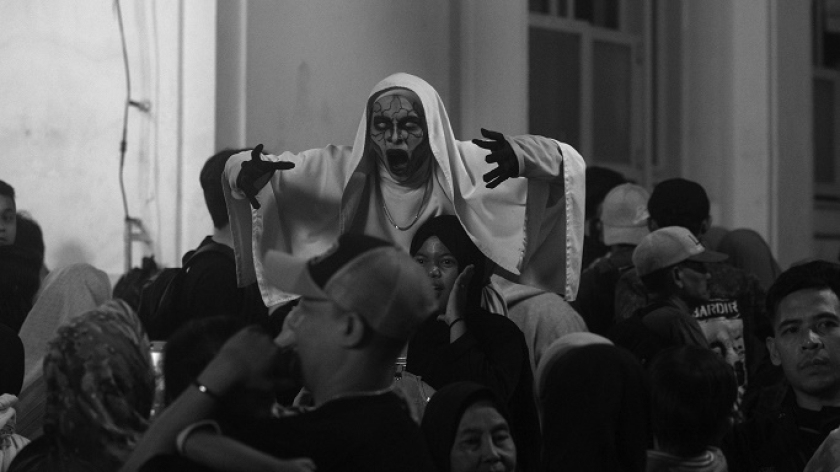 Foto bareng hantu di Asia Afrika, Bandung, 31 Desember 2024. (Foto: Prima Mulia/BandungBergerak)
