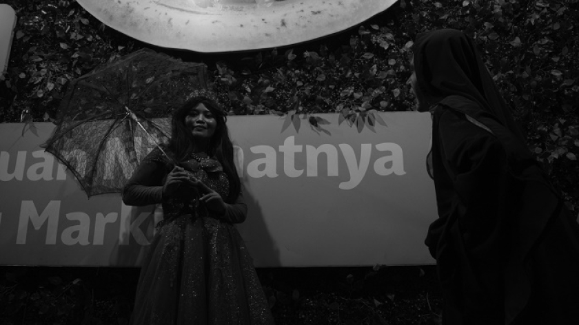 Cosplay hantu di Asia Afrika, Bandung, 31 Desember 2024. (Foto: Prima Mulia/BandungBergerak)