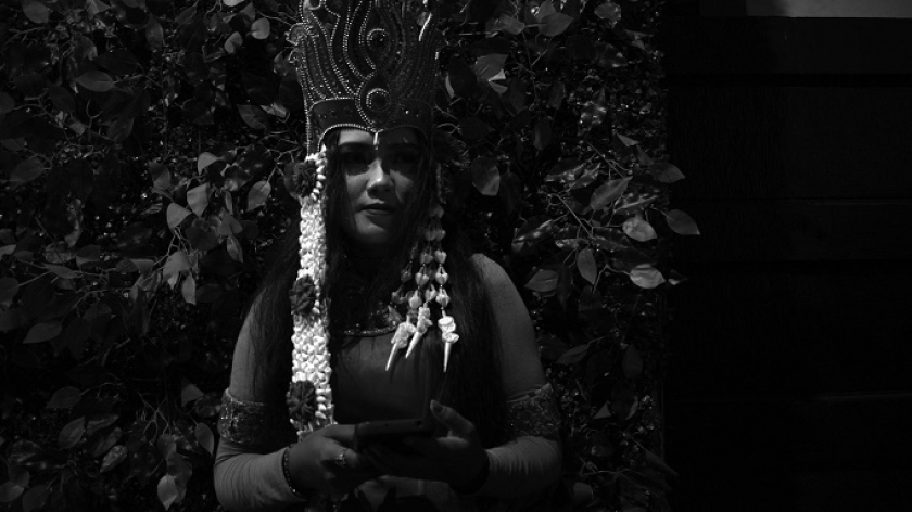 Cosplay hantu ratu kidul di Alun-alun Bandung, 31 Desember 2024. (Foto: Prima Mulia/BandungBergerak)