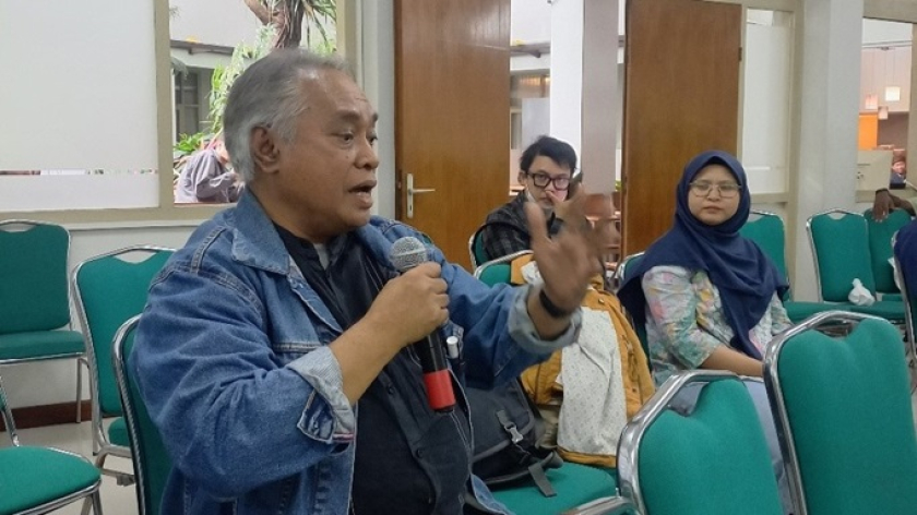 Pastur Fabianus Heatubun (Romo Fabie), dosen purnatugas FF Unpar dan pendiri Pusat Studi Sundanologi Nitiganda, sedang memberikan tanggapan mengenai kepertapaan orang-orang Baduy. (Foto: Dokumentasi Topik Mulyana)