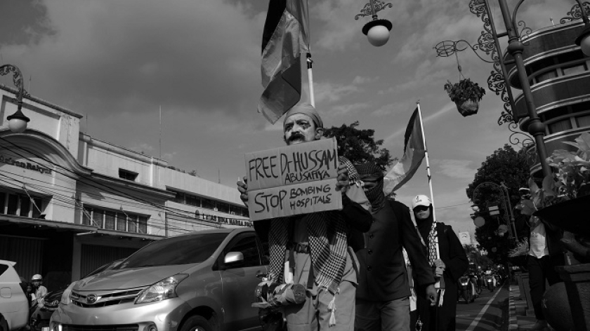 Aksi seniman, mahasiswa, aktivis, dan simpatisan yang tergabung dalam Solidaritas Seni untuk Palestina di Bandung, 1 Januari 2025. (Foto: Prima Mulia/BandungBergerak)