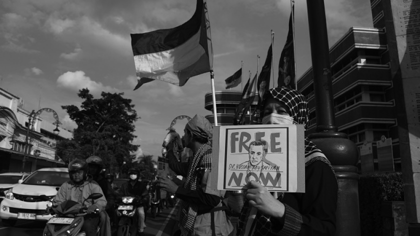 Aksi seniman, mahasiswa, aktivis, dan simpatisan yang tergabung dalam Solidaritas Seni untuk Palestina di Bandung, 1 Januari 2025. (Foto: Prima Mulia/BandungBergerak)