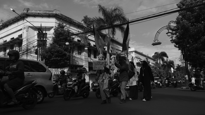 Aksi seniman, mahasiswa, aktivis, dan simpatisan yang tergabung dalam Solidaritas Seni untuk Palestina di Bandung, 1 Januari 2025. (Foto: Prima Mulia/BandungBergerak)