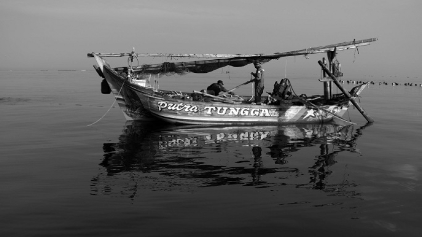 Nelayan menebar jala rajungan di lepas pantai Desa Waruduwur, Kecamatan Mundu, Kabupaten Cirebon, 3 Januari 2025. (Foto: Prima Mulia/BandungBergerak)