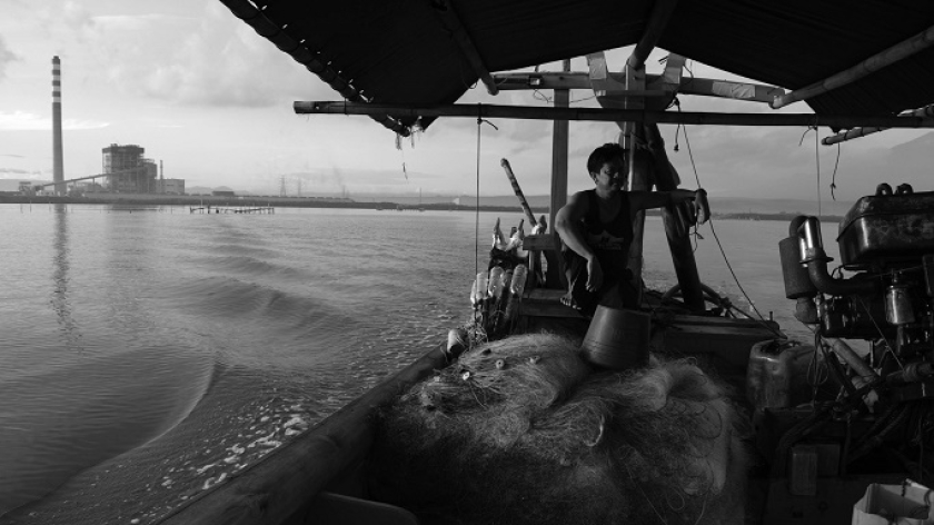 Darsono pergi melaut di lepas pantai Desa Waruduwur, Kecamatan Mundu, Kabupaten Cirebon, 4 Januari 2025. (Foto: Prima Mulia/BandungBergerak)