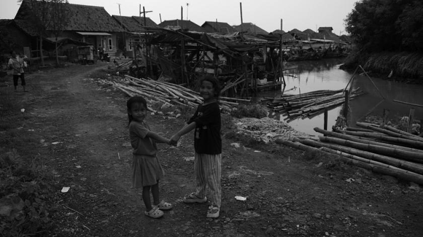 Sore hari di kampung nelayan Desa Waruduwur, Kecamatan Mundu, Kabupaten Cirebon, 3 Januari 2025. (Foto: Prima Mulia/BandungBergerak)