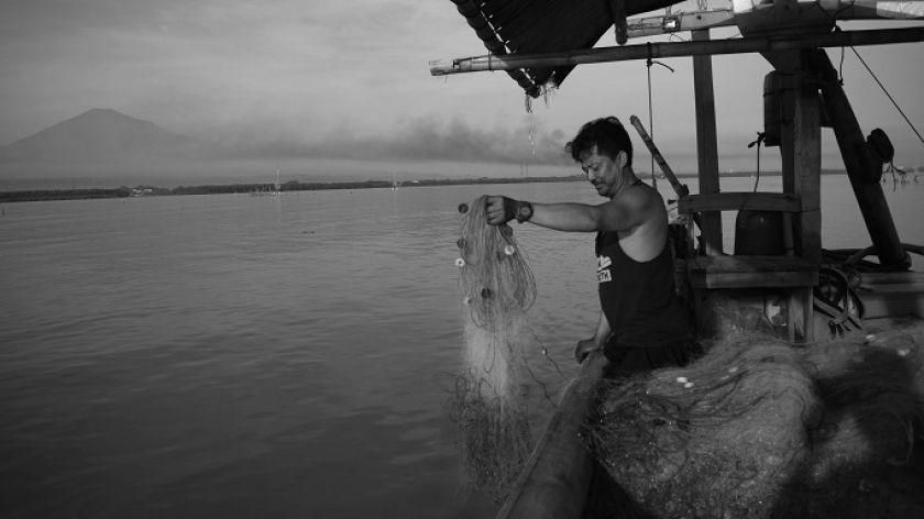 Darsono menebar jaring rajungan di lepas pantai Desa Waruduwur, Kecamatan Mundu, Kabupaten Cirebon, 4 Januari 2025. (Foto: Prima Mulia/BandungBergerak)