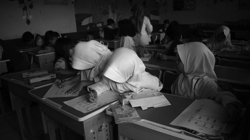 Murid SD Saluyu, Babakan Ciparay, Kota Bandung, belajar di kelas sebelum jam istirahat, 8 Januari 2025. Sekolah ini belum mendapat jatah program Makan Bergizi Gratis. (Foto: Prima Mulia/BandungBergerak)
