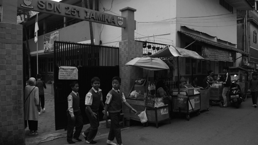 Murid SDN Jamika, Kota Bandung, keluar sekolahan untuk jajan makanan 8 Januari 2025. Sekolah ini belum mendapat jatah program Makan Bergizi Gratis. (Foto: Prima Mulia/BandungBergerak)