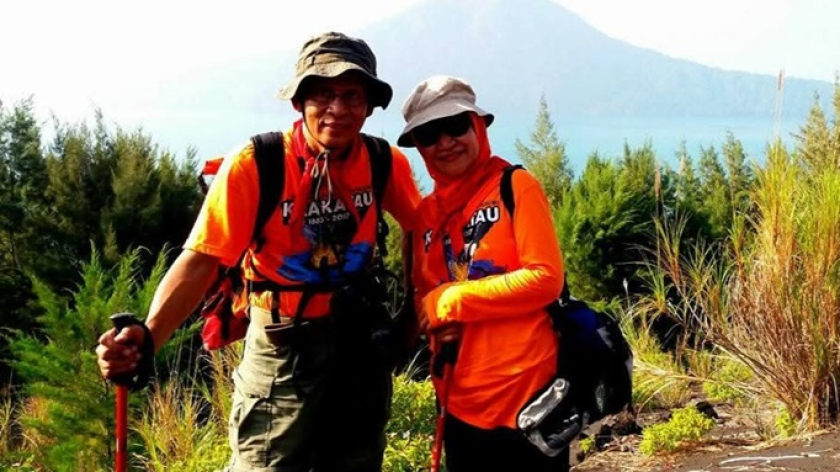 T. Bachtiar bersama sang istri, Dewi Syafriani  di Gunung Anakkrakatau. (Foto: Dokumentasi Kin Sanubary)